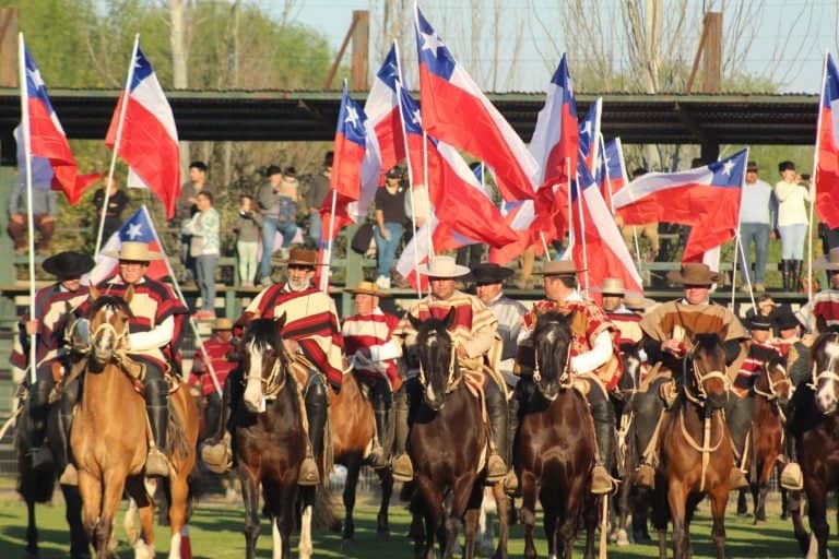 Rauquinos disfrutaron desfile de fiestas patrias