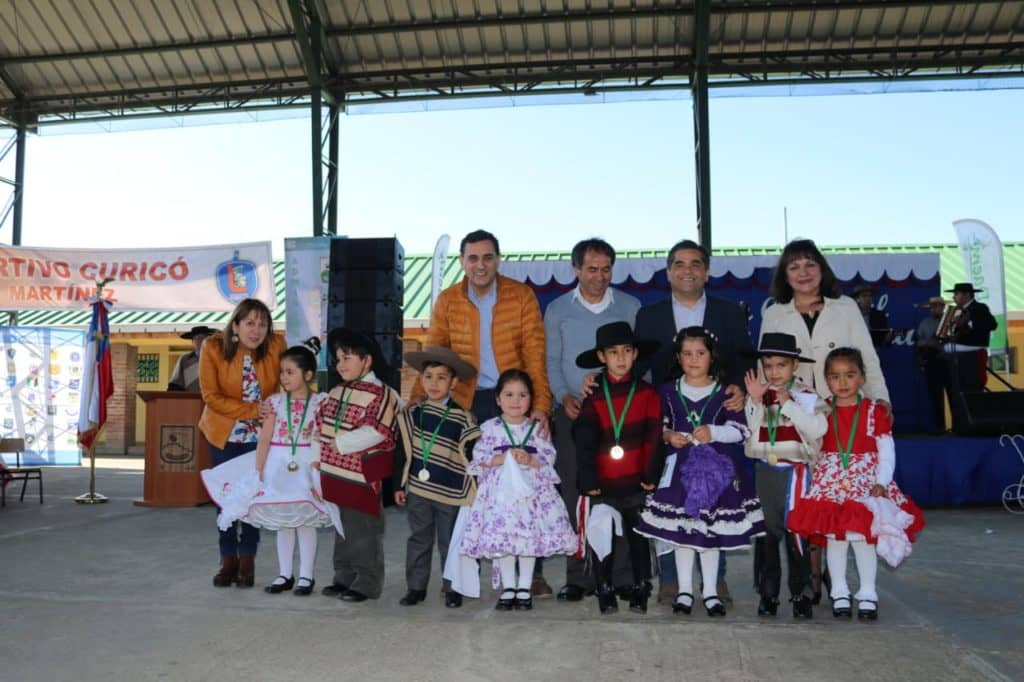 Estudiantes participan en comunal de cueca