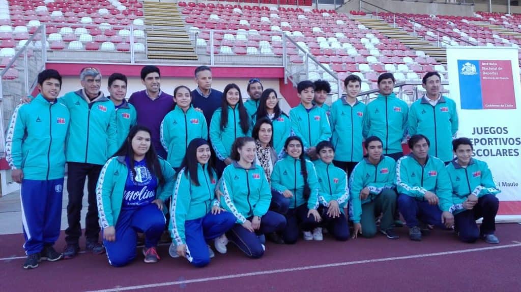 Deportistas locales que representarán al Maule en los Juegos Escolares Nacionales recibieron uniformes