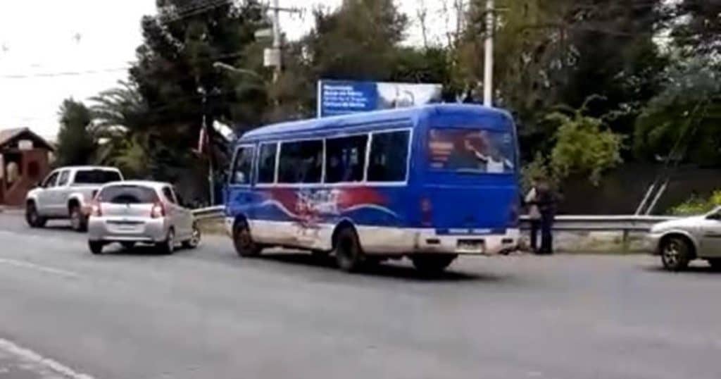 Colisión entre camión y minibus deja 6 lesionados en Molina