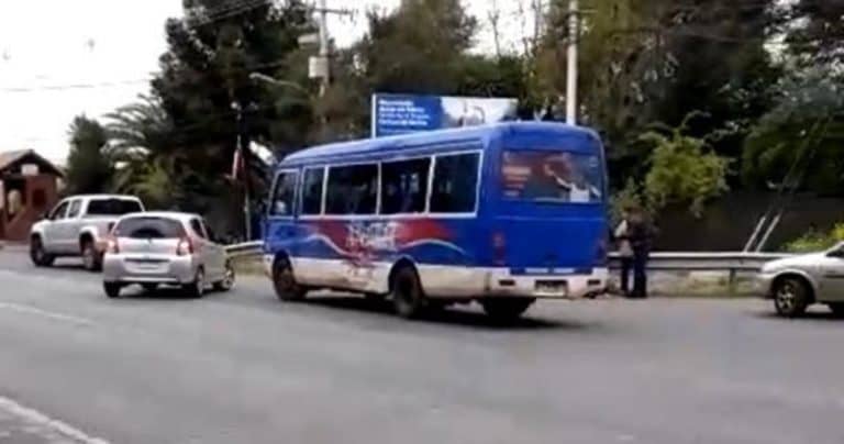 Colisión entre camión y minibus deja 6 lesionados en Molina
