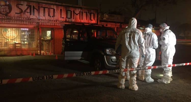 Dos asaltantes y una trabajadora resultan heridos tras balacera en local de comida