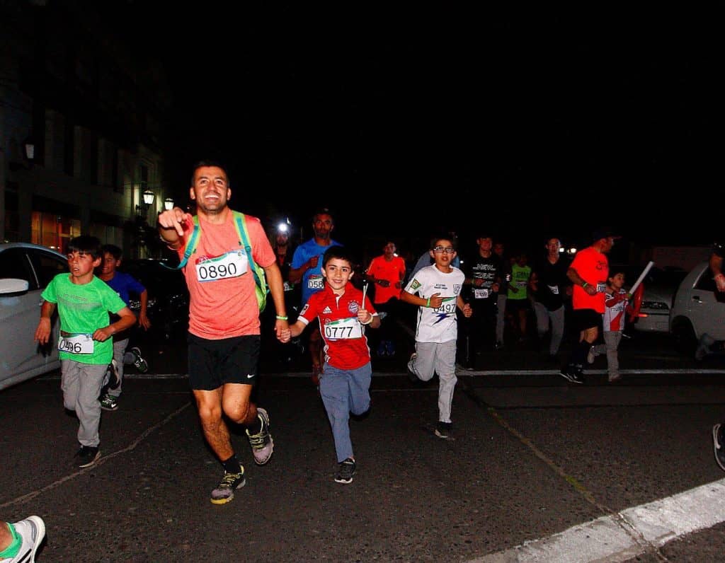 Corrida Nocturna congregó a cerca de dos mil personas en la Plaza de Armas de Curicó
