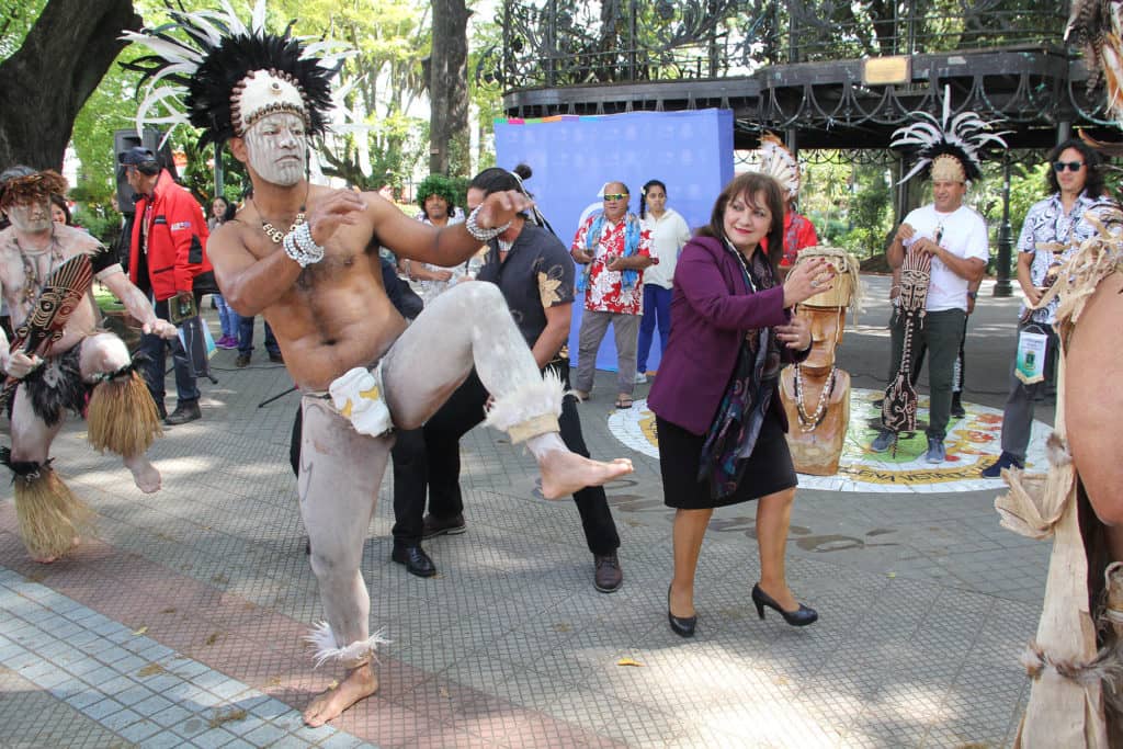 Delegación de fútbol de Rapa Nui fue recibida por autoridades en Plaza de Armas de Curicó