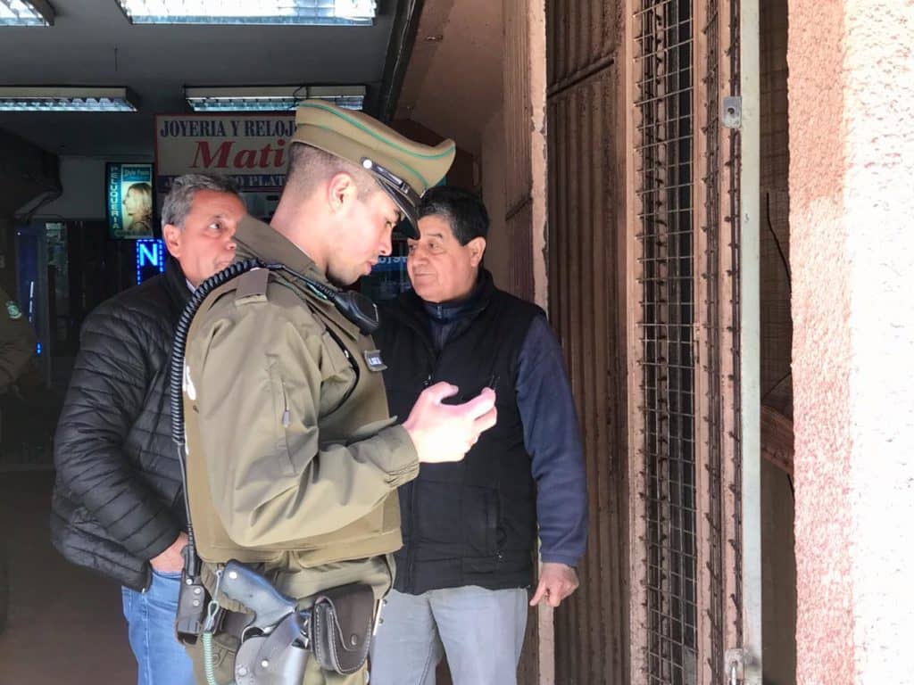 Robo con fuerza afectó a céntrica joyería curicana