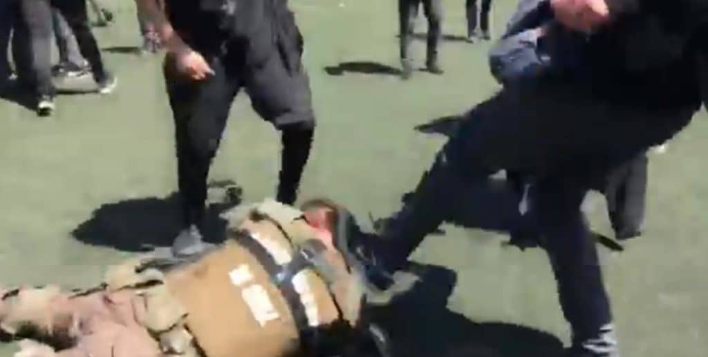 Brutal golpiza de estudiantes del INBA a carabinero