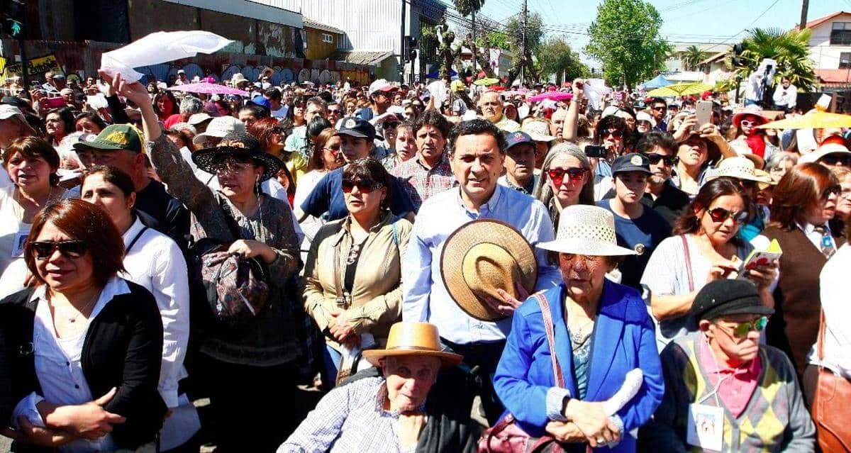 Curicanos se volcaron a las calles para venerar a la Virgen del Carmen