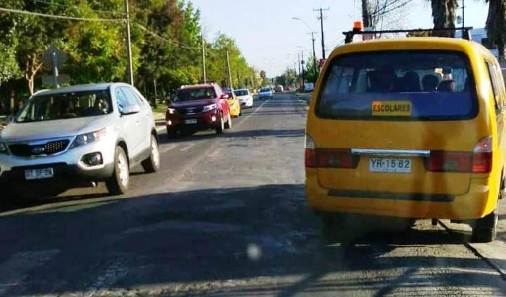 Niño habría caído desde furgón escolar en movimiento