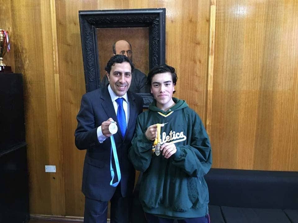 Deportista romeralino es recibido por alcalde tras triunfo en San José de Maipo