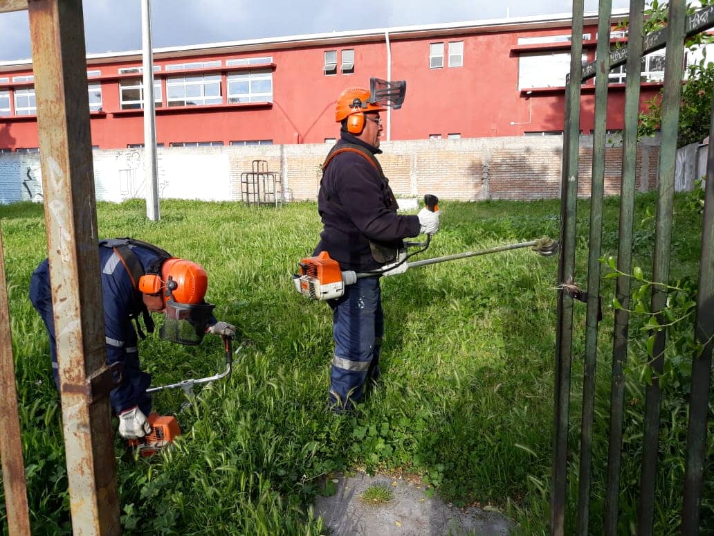 Municipio curicano realiza corte de maleza para evitar incendios