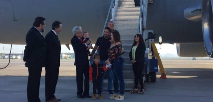 Presidente Piñera recibió a chilenos que volvieron de Venezuela