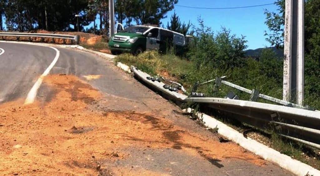 Camión provoca derrame de combustible en Vichuquén