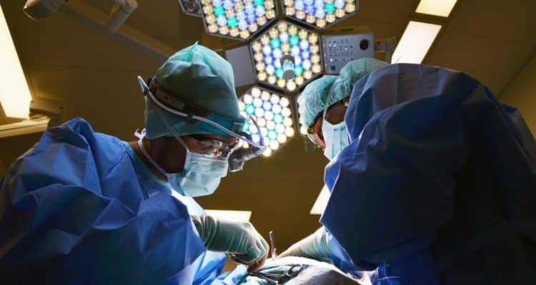 Hospital de Curicó deberá indemnizar a mujer que perdió su ojo por malos tratamientos