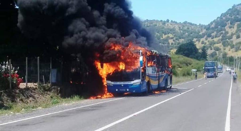 Providencial escapada de estudiantes: bus que los trasladaba se incendió