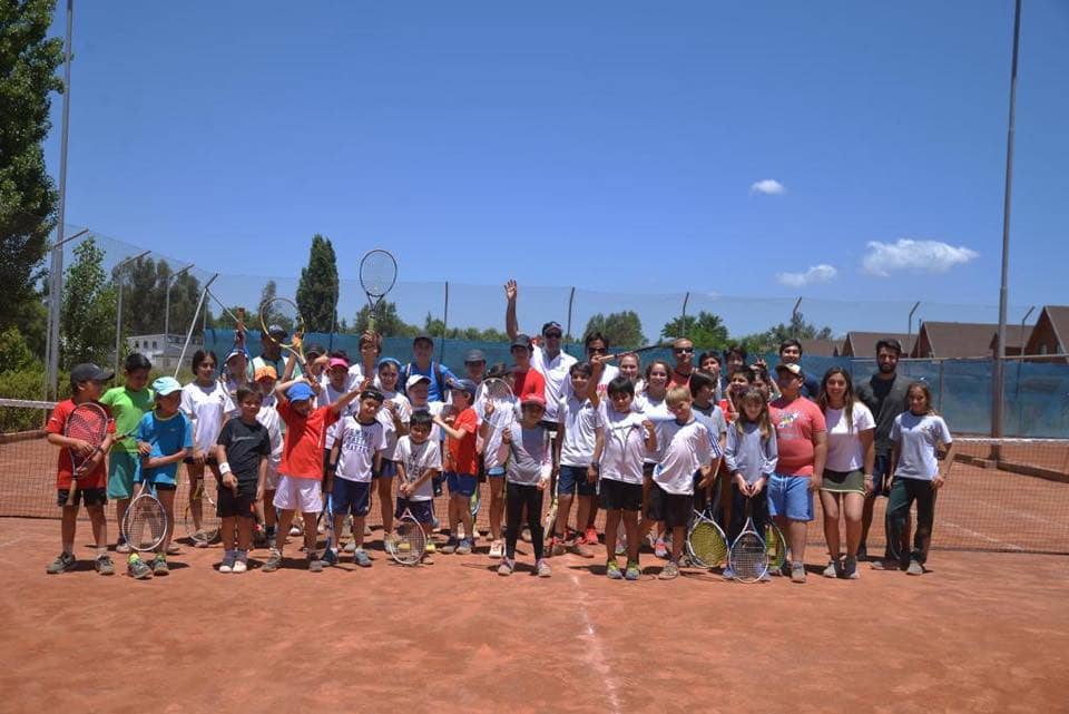 Fernando González realizó clínica deportiva en Curicó