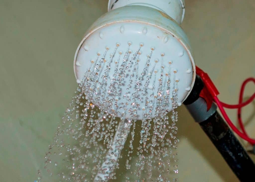 Joven curicano falleció electrocutado mientras se bañaba con ducha eléctrica