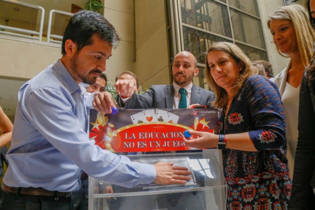 Presentaron informe con afectados por sistema de Admisión Escolar
