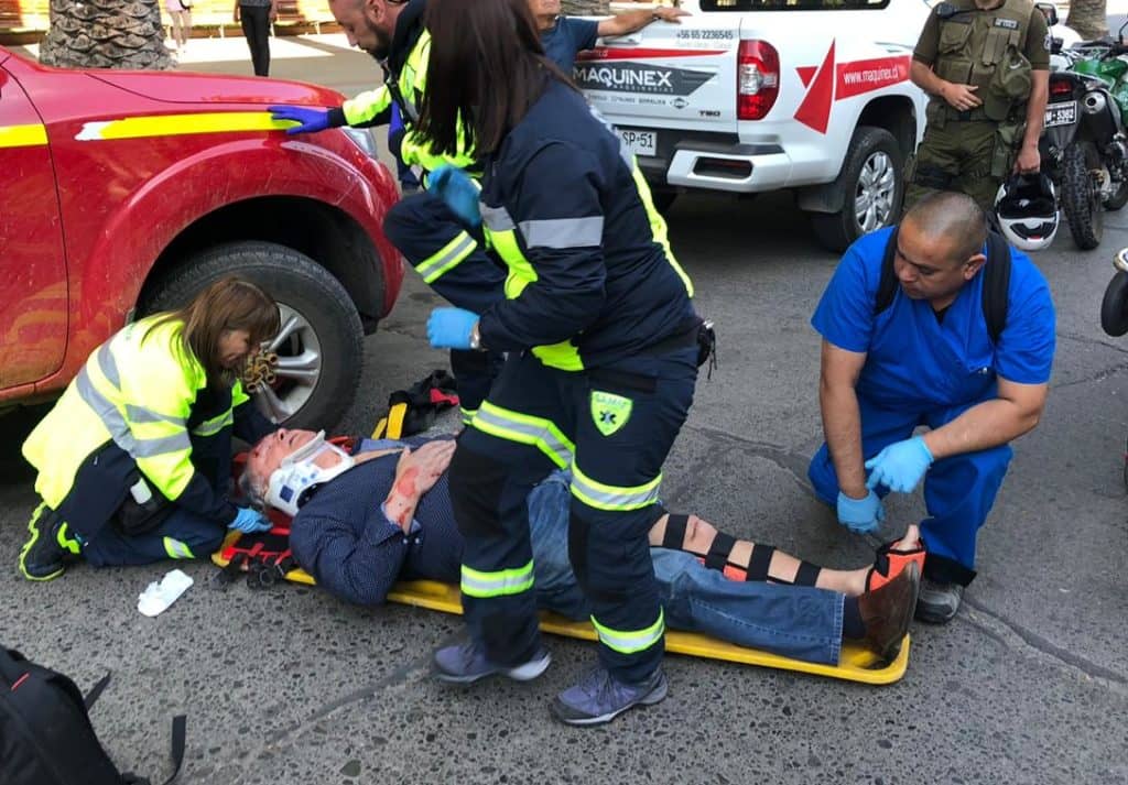 Hombre fue atropellado por motoristas de Carabineros frente al Patio de las Artes