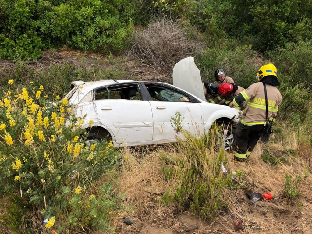 Cuatro heridos tras volcamiento de vehículo en camino a la trinchera de Putú