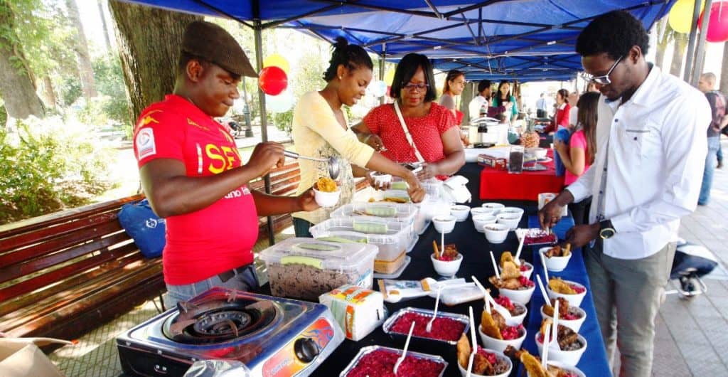 Migrantes celebraron su día en la Plaza de Armas de Curicó