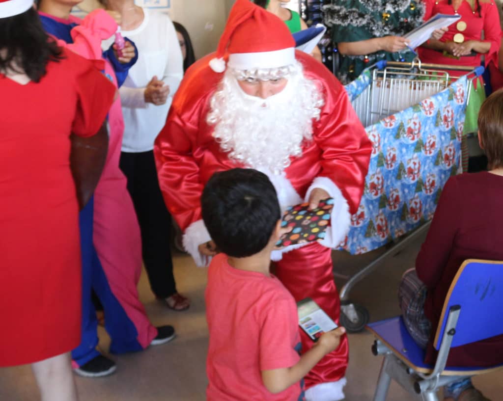 Niños hospitalizados recibieron la visita del Viejito Pascuero