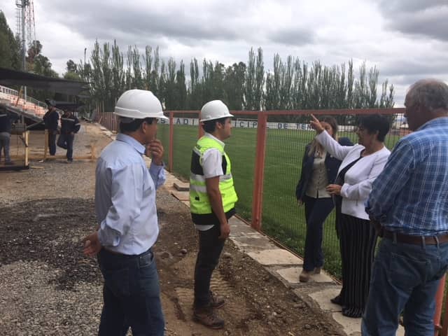 Alcaldesa Valenzuela inspeccionó obras del estadio de Teno