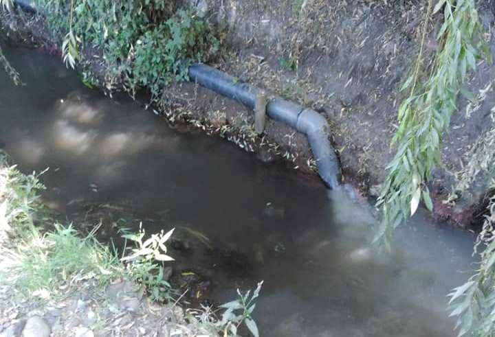 Acusan a cooperativa de agua potable de grave contaminación en Sagrada Familia