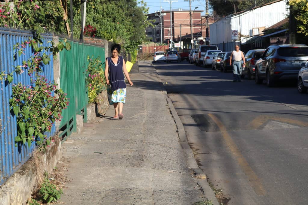 Inician obras de reposición de veredas en población Valvanera