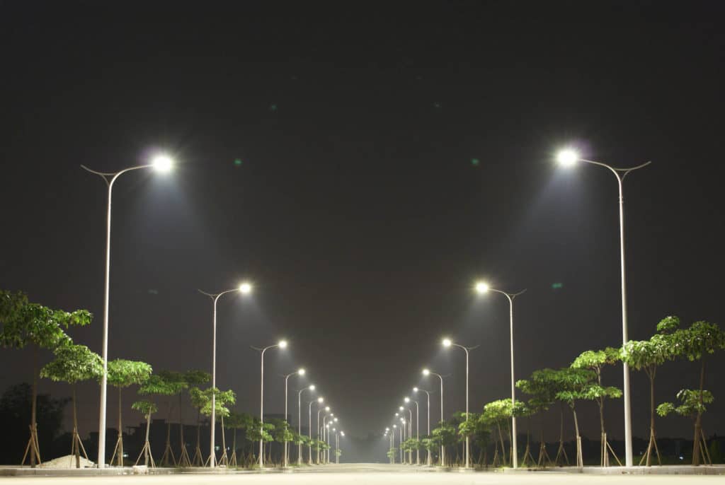Con tecnología LED europea mejorarán iluminaria Alameda Valentín Letelier en Linares