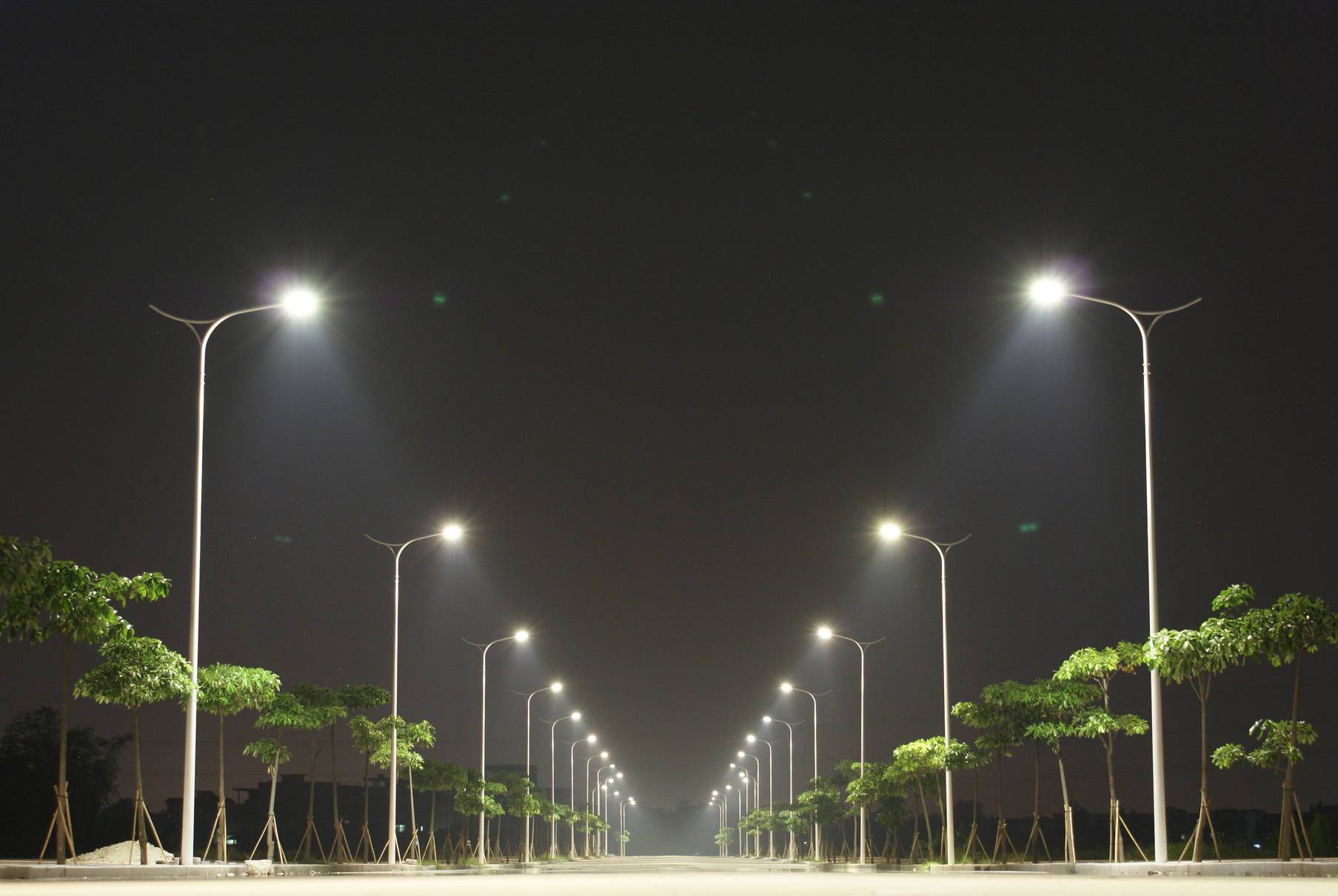 Con tecnología LED europea mejorarán iluminaria Alameda Valentín Letelier en Linares