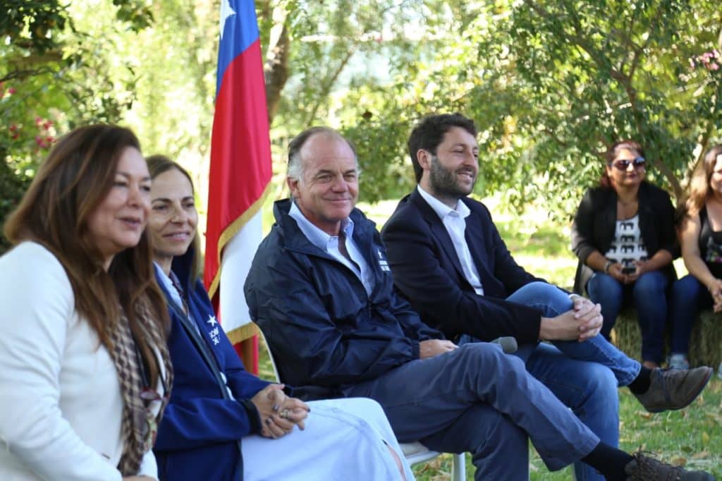 Ministro Walker se comprometió a mejorar las condiciones de laborales de las mujeres en el campo
