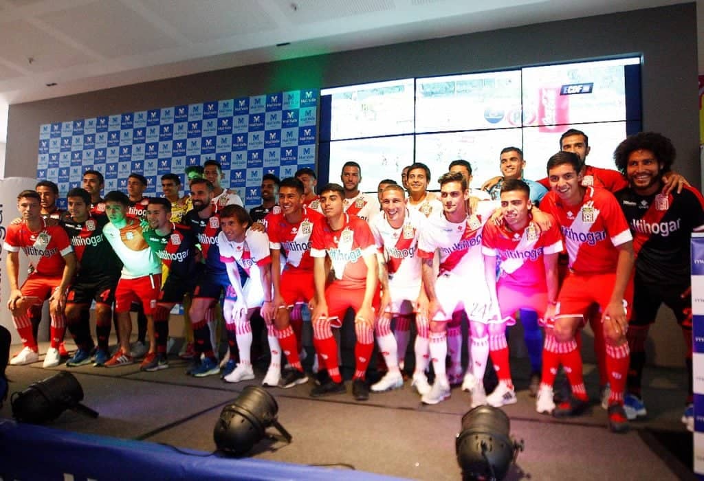 Curicó Unido presentó nueva indumentaria ante la hinchada