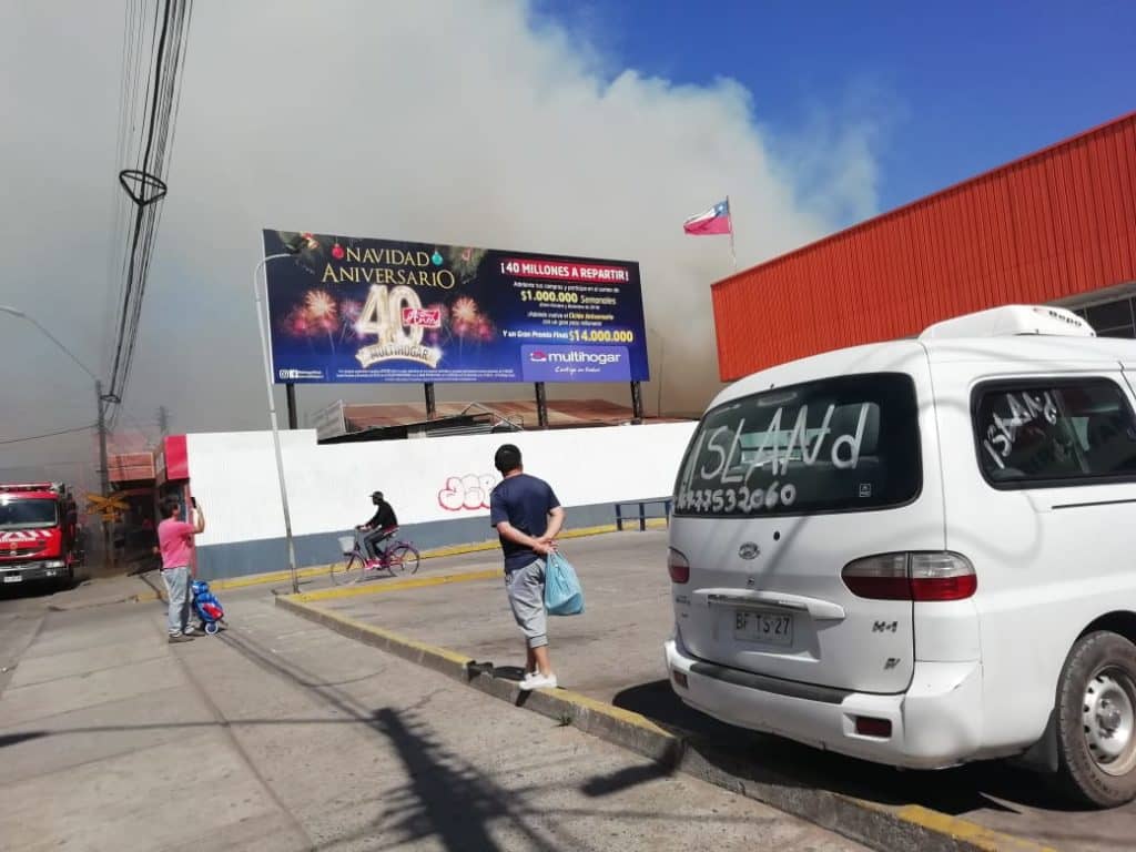Incendio en recinto de ferrocarriles llenó de humo el sector surponiente de Curicó