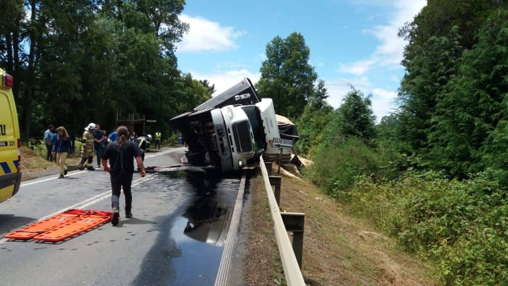 Al menos nueve muertos y 11 heridos deja choque múltiple en Valdivia