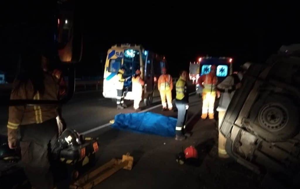 Una persona fallecida deja volcamiento de ambulancia en la ruta 5 Sur
