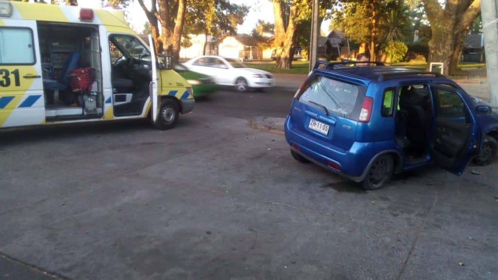 Conductor ebrio chocó con un poste en el ingreso sur a Curicó