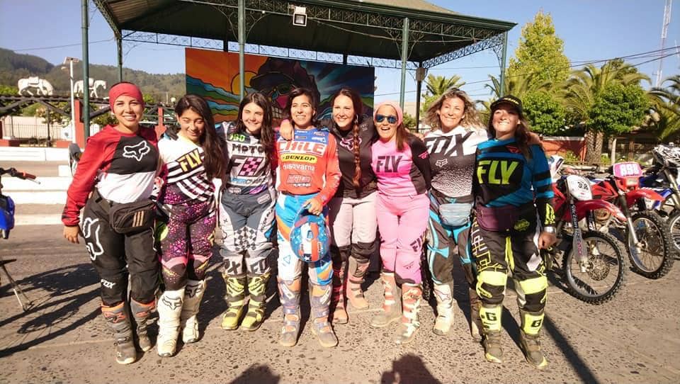 Piloto licantenina Tania González finalizó con éxito su campamento y clínica de enduro