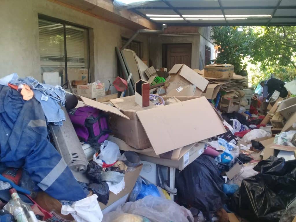 Por sexta vez  allanan casa de acumulador de basuras en Villa Las Higueras