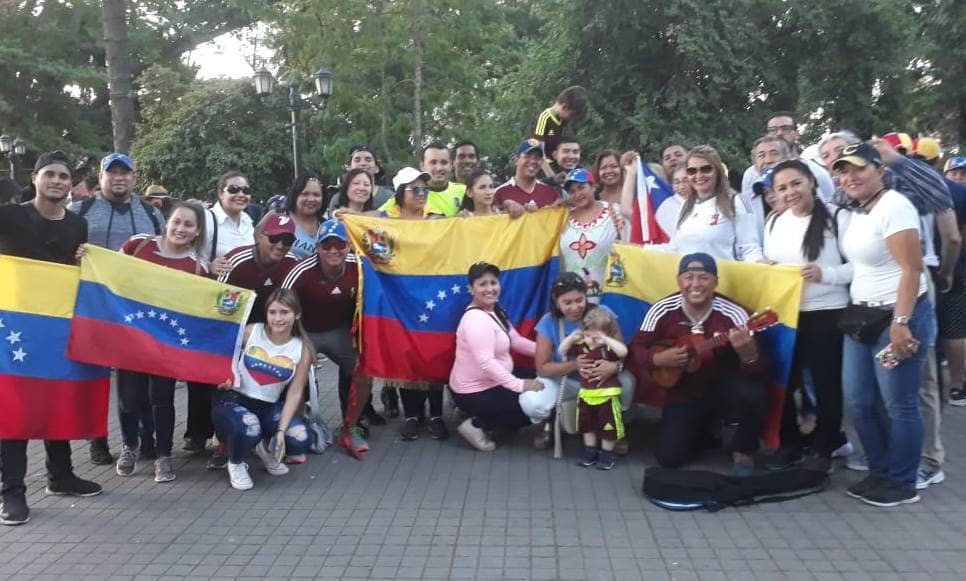 Venezolanos manifestaron apoyo a Juan Guaidó en Plaza de Armas de Curicó