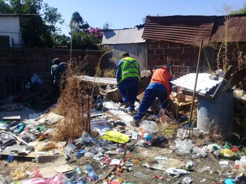4 camionadas de basura acumuló persona que sufre de mal de Diógenes