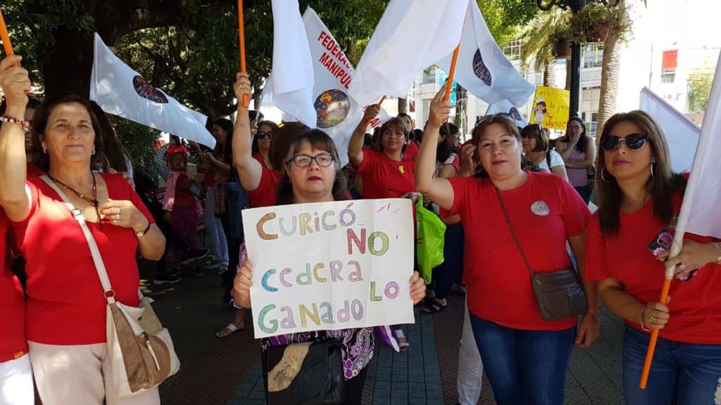 Manipuladoras de alimento protestaron en contra de la JUNAEB