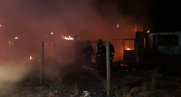 Incendio de pastizales amenaza con propagarse a barracas en la Ruta 5 Sur