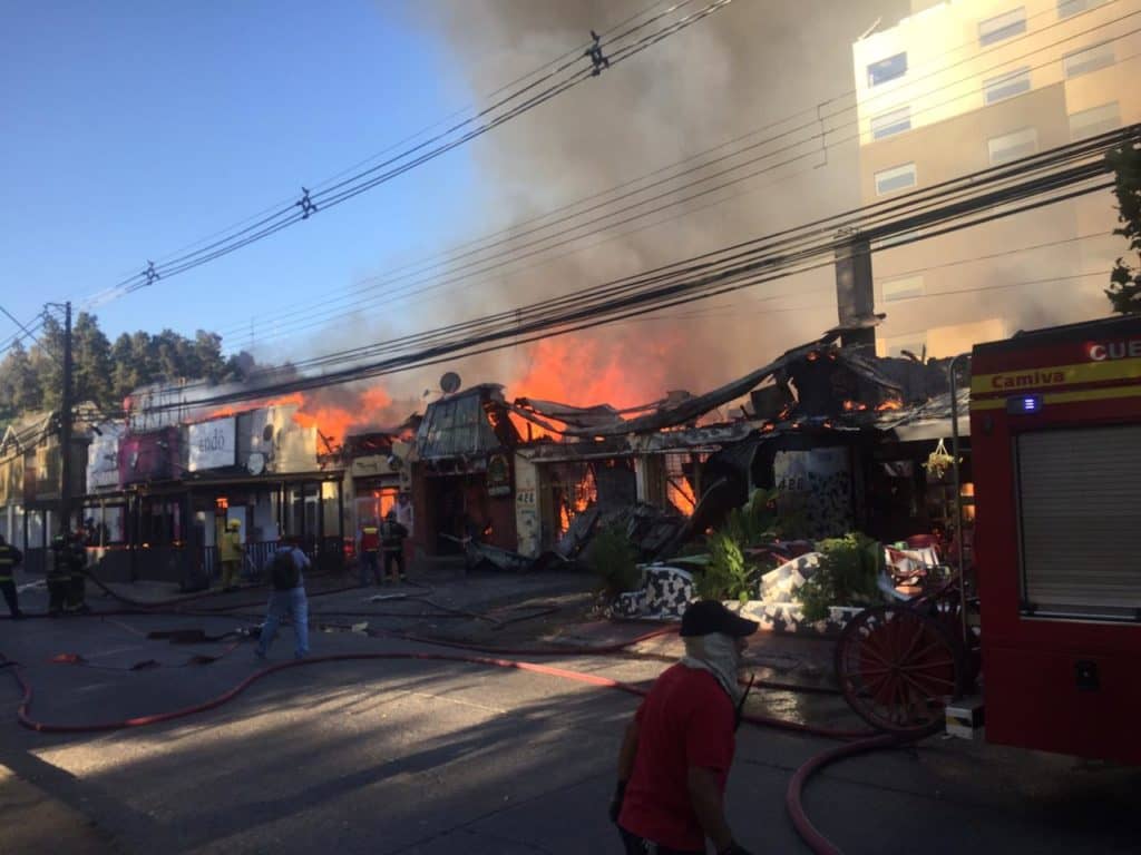 Devastador incendio consumió 8 locales en Curicó