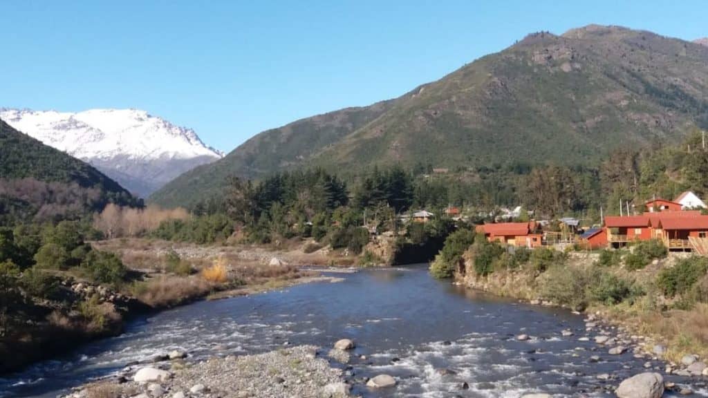Vecinos amenazan con toma del camino a Los Queñes y exigen restitución de espigón