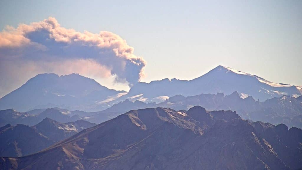 Fumarola del Volcán Planchón Peteroa alcanza los 2 Km de altura