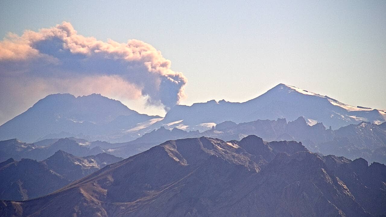 Fumarola del Volcán Planchón Peteroa alcanza los 2 Km de altura