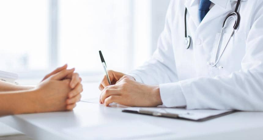 Fonasa y Minsal se querellaron contra 28 médicos por mal uso de licencias médicas
