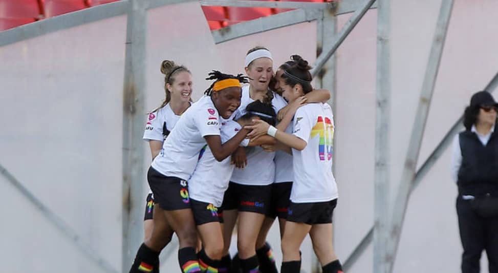 Histórico: jugadoras de Santiago Morning son las primeras en firmar contrato profesional en Chile