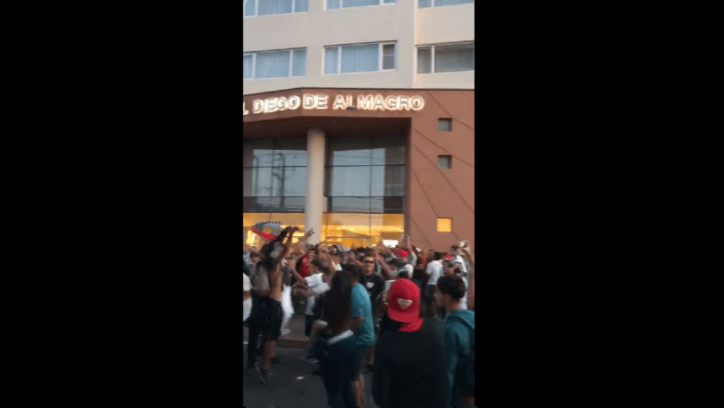 "Hotelazo" de hinchas de Colo Colo en Curicó termina con un carabinero herido