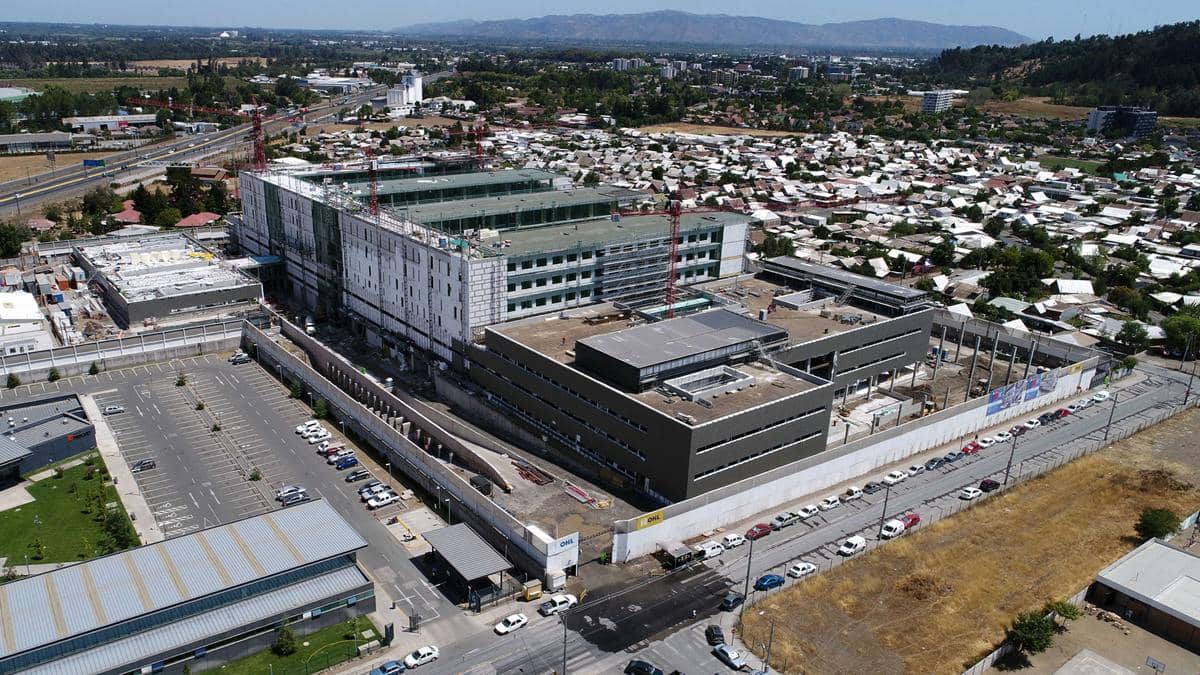 Comenzó tercera fase: Hospital de Curicó alcanzó altura y forma definitiva